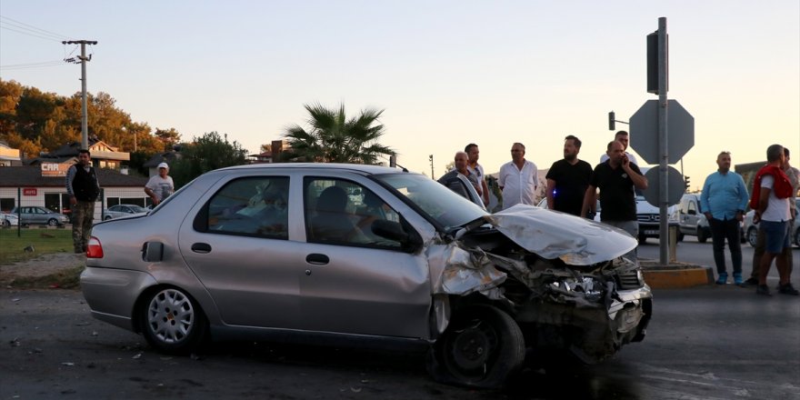 Muğla'da otomobil ile hafif ticari aracın çarpıştığı kazada 6 kişi yaralandı