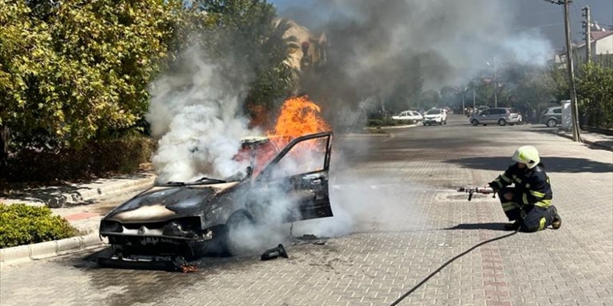 Fethiye’de seyir halindeyken alev alan otomobil yandı