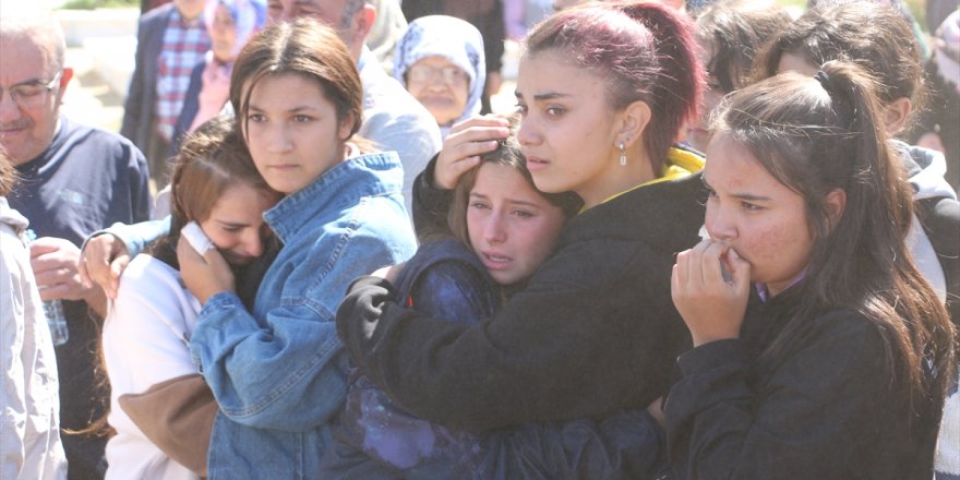 Manisa'da otomobilin çarpması sonucu ölen 14 yaşındaki kızın cenazesi defnedildi