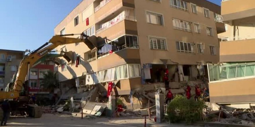 İzmir depreminde yıkılan Barış Sitesi'ne ilişkin 6 belediye görevlisi hakkında dava açıldı