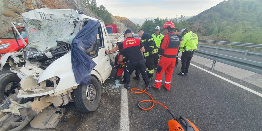 Muğla'da kamyonetin çekiciye çarptığı kazada 1 kişi öldü