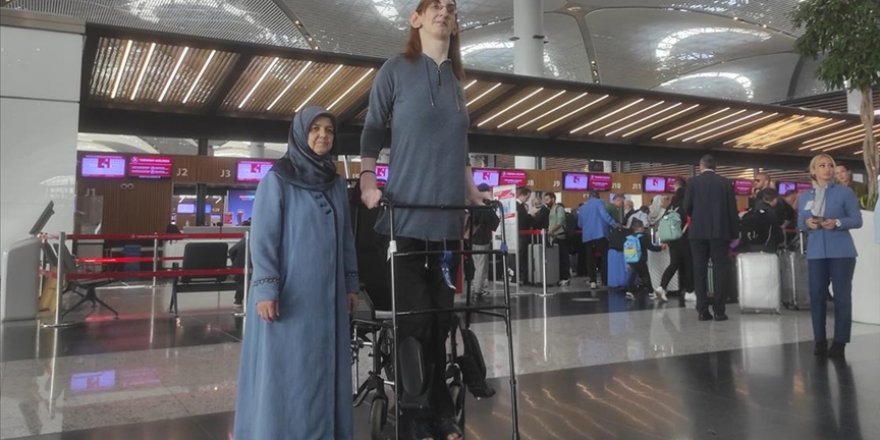 "Dünyanın en uzun boylu kadını" THY'nin desteğiyle ilk kez uçağa bindi
