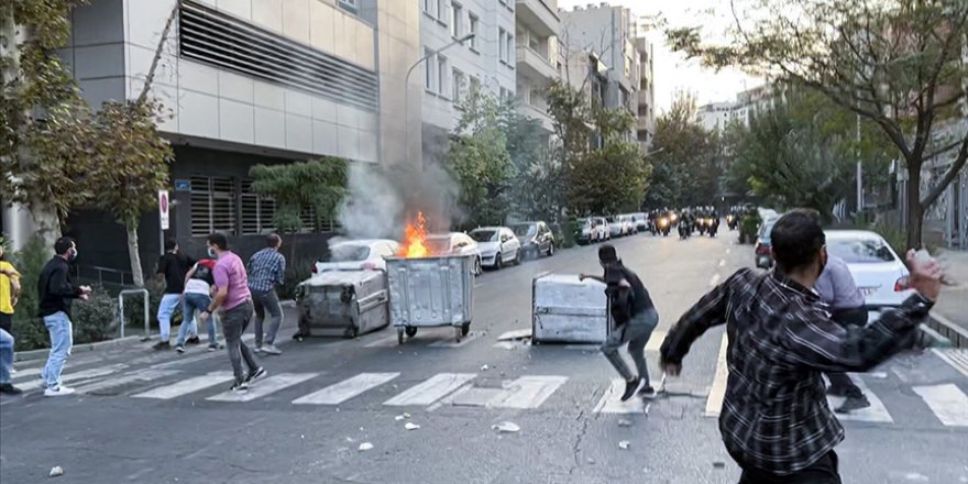 Tahran'da gösteri düzenleyen öğrencilere polis müdahale etti