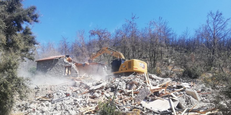 Muğla'da kaçak yapıların yıkımı sürüyor