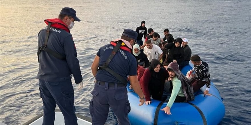 Dalaman açıklarında 19 düzensiz göçmen yakalandı