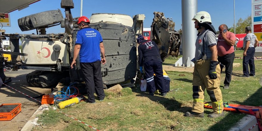 İzmir'de tırın iş makinesine çarpması sonucu 1 kişi öldü, 1 kişi yaralandı