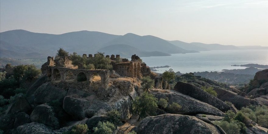 Beşparmak Dağı'na yaslanan Yediler Manastırı antik rotanın uğrak noktası