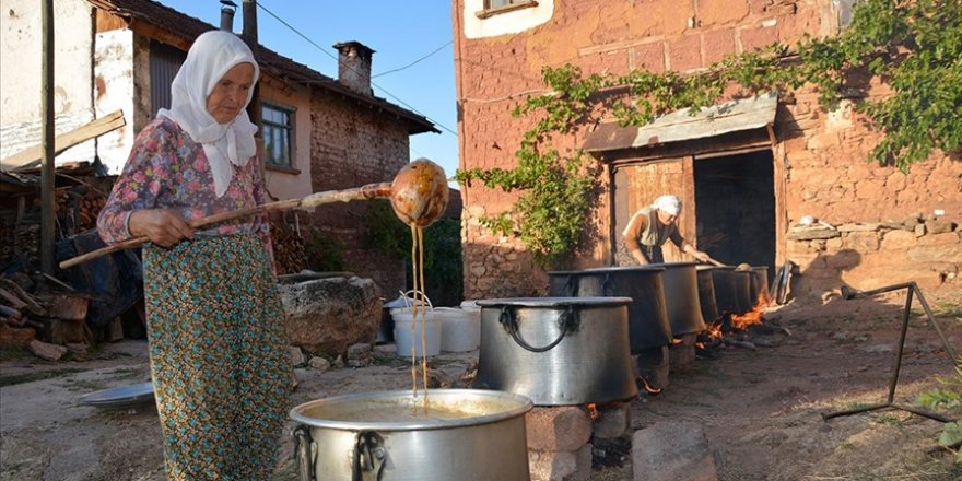 Üzüm diyarı Manisa'da kazanlar pekmez yapımı için kaynıyor