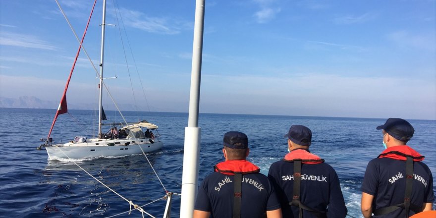 Bodrum açıklarında yelkenli teknedeki 53 düzensiz göçmen kurtarıldı