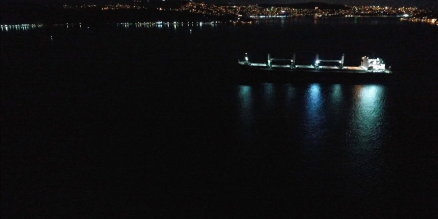 İstanbul Boğazı, arızalanan geminin çekilmesinin ardından trafiğe açıldı