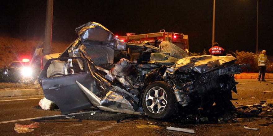Uşak'ta otomobil ile kamyonun çarpıştığı kazada 2 kişi öldü, 2 kişi yaralandı