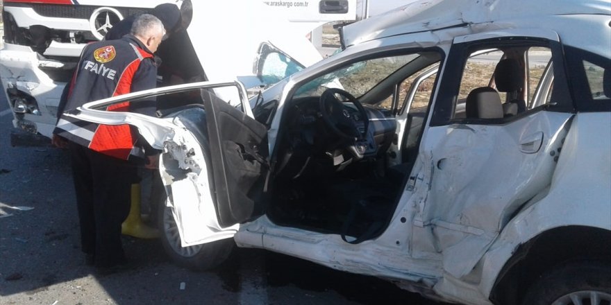 Afyonkarahisar'da kamyon ile otomobil çarpıştı: 1 ölü, 1 yaralı