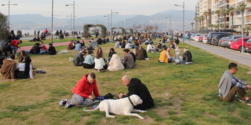 İzmir’de ‘kırmızı alarm’ uyarısına rağmen ürküten yoğunluk