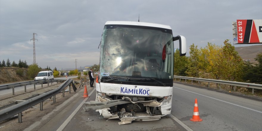 Afyonkarahisar'da 2 tır ile yolcu otobüsünün karıştığı kazada 2 kişi yaralandı