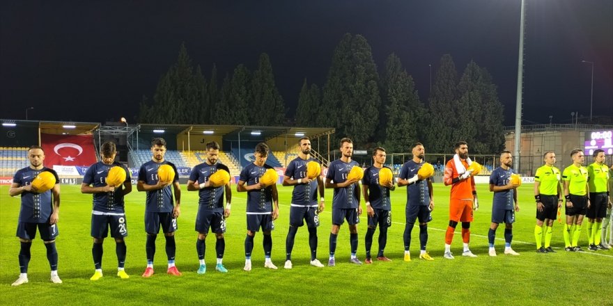 Menemen FK'li futbolcular sahaya baretle çıktı