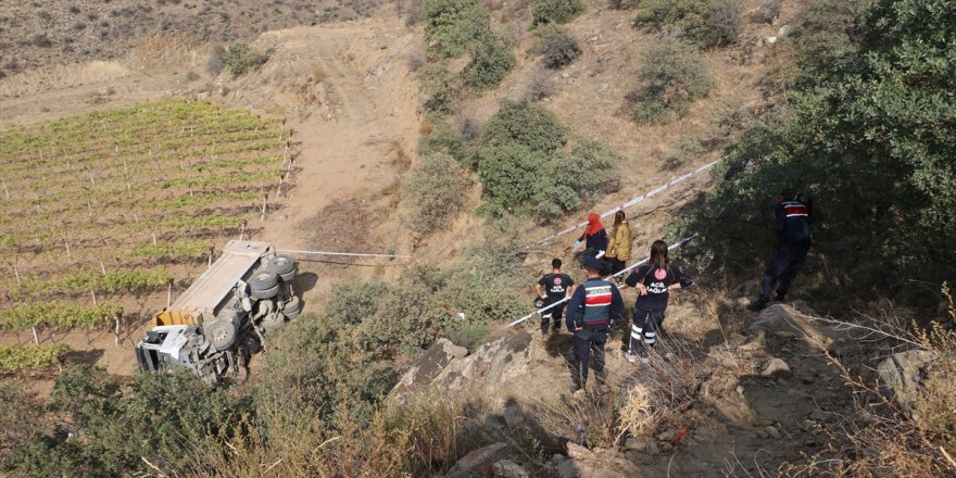 Manisa'da yamaca yuvarlanan kamyonun sürücüsü öldü