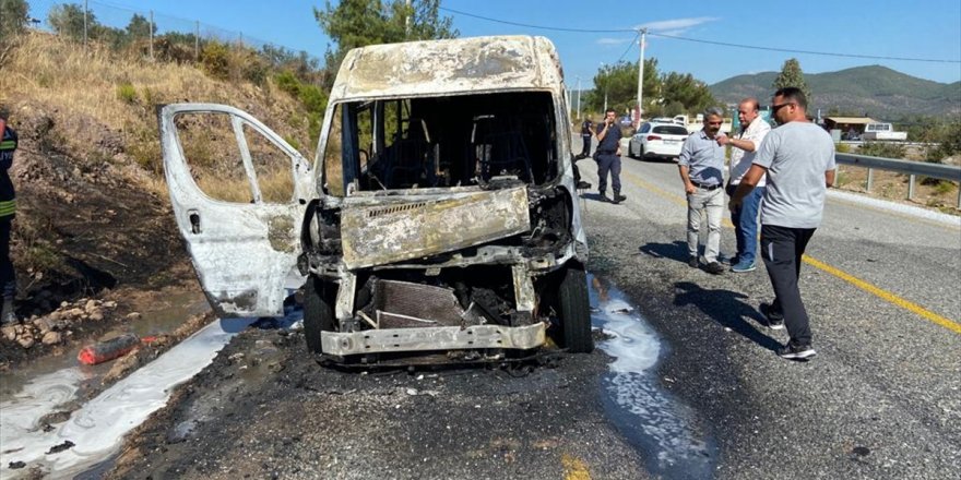 Bodrum'da öğrenci servisinde çıkan yangın söndürüldü