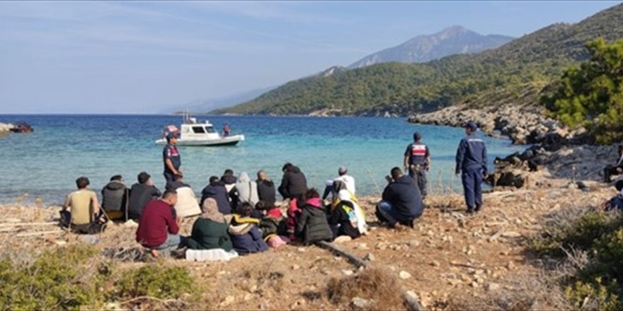 Kuşadası açıklarında 47 düzensiz göçmen kurtarıldı