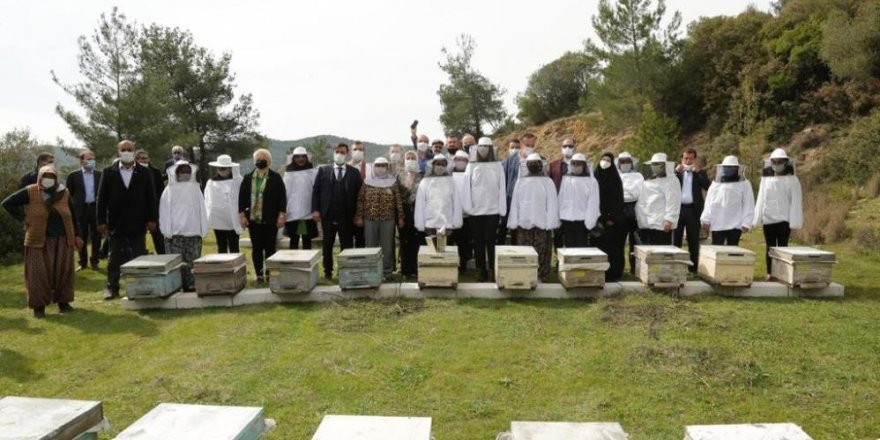 İzmir’de 100 Roman kadına, 1000 arı kovanı teslim edildi
