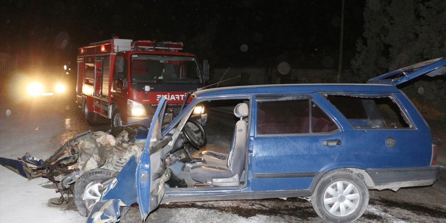 Manisa'da park halindeki tıra çarpan otomobilin sürücüsü yaralandı