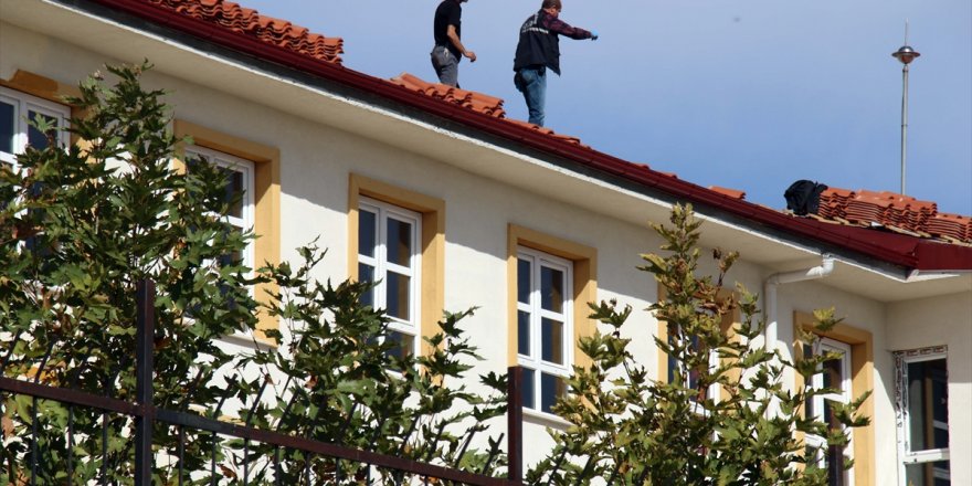 Uşak'ta tamir için çıktığı okulun çatısından düşen kişi öldü