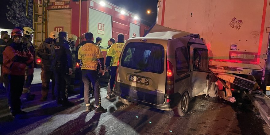 İzmir'de park halindeki tıra arkadan çarpan hafif ticari araç sürücüsü öldü