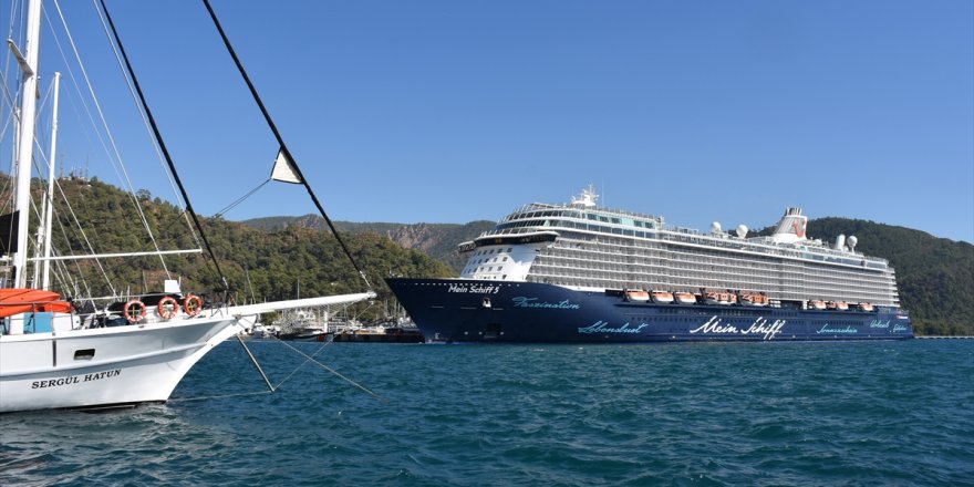 Dev kruvaziyer "Mein Schiff 5" Marmaris Limanı'na yanaştı