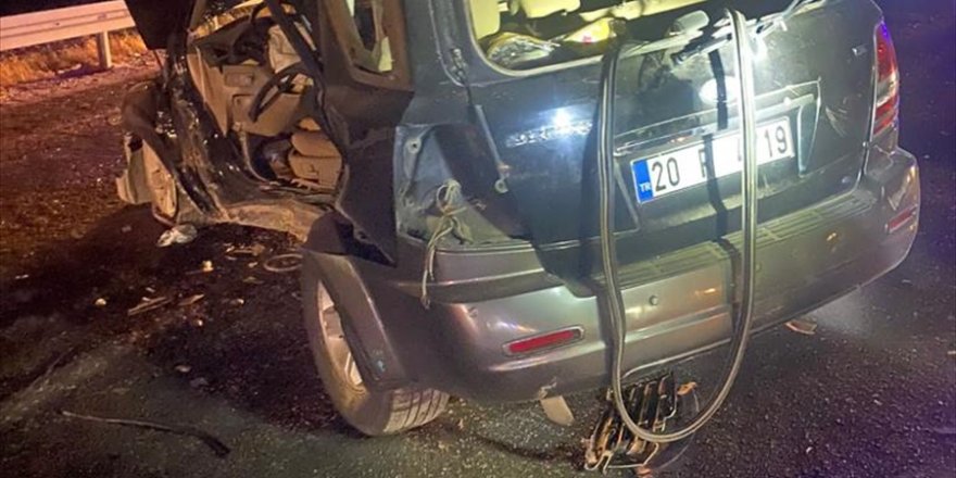 Denizli'de iki otomobilin çarpıştığı kazada yaralanan 5 kişiden ağabey ve kardeşi öldü