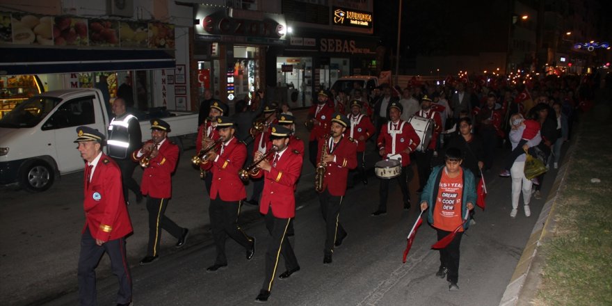 Söke'de 29 Ekim Cumhuriyet Bayramı nedeniyle fener alayı ve konser düzenlendi