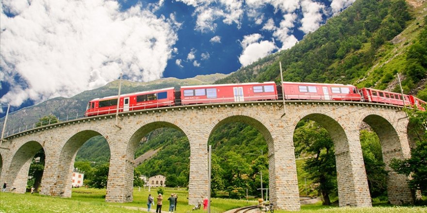 İsviçre'de dünyanın en uzun yolcu treni sefer yaptı