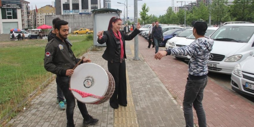 'Boşandım' diye davul zurna çaldırdı, şimdi de uzaklaştırma kararı aldırdı