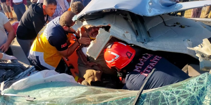 Muğla'da kamyona çarpan otomobildeki 3 kişi yaralandı