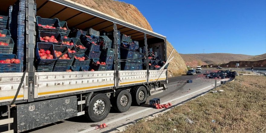 Afyonkarahisar'da nar yüklü kamyon devrildi
