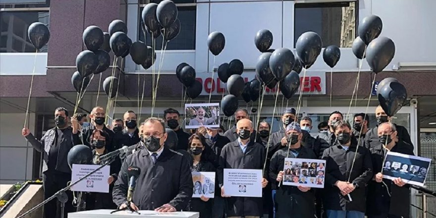 Sağlık çalışanları, Kovid-19 nedeniyle hayatını kaybeden meslektaşlarını siyah önlükle andı