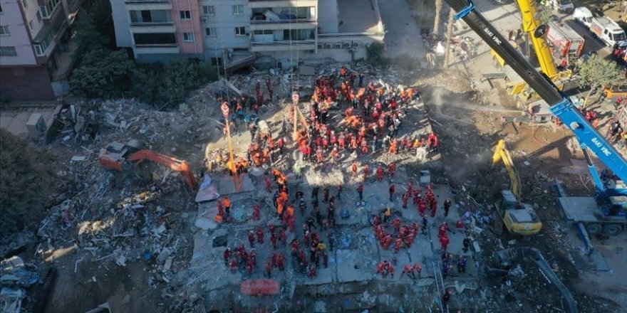 İzmir depreminde yıkılan Rıza Bey Apartmanı davasında 2 belediye görevlisi hakim karşısına çıktı