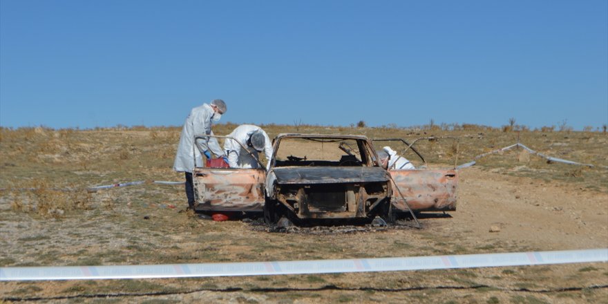 Afyonkarahisar'da yanmış otomobilin içinde 2 erkek cesedi bulundu
