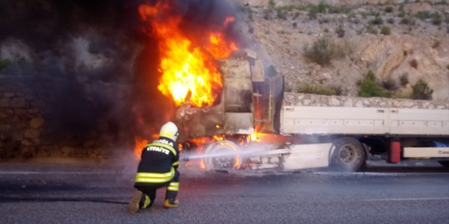 Muğla'da seyir halindeki tırda çıkan yangın hasara yol açtı