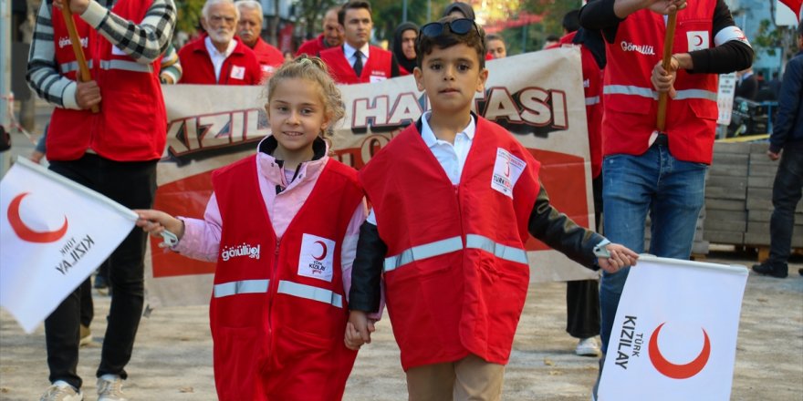 Uşak'ta Kızılay Haftası yürüyüşle kutlandı