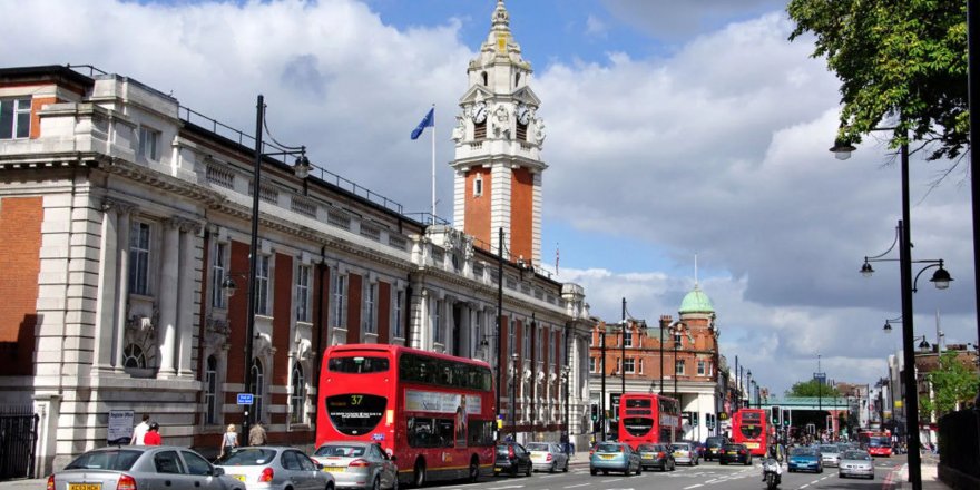 İngiltere'de göçmen merkezinden nakledilen sığınmacılar Londra'nın merkezinde terk edildi