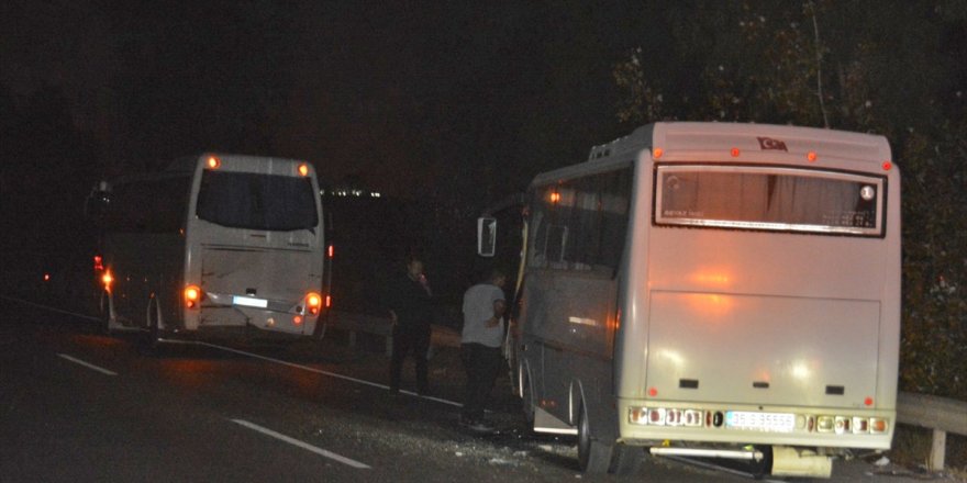 İzmir'de otobüs ve minibüsün çarpışması sonucu 17 işçi yaralandı