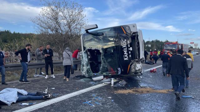 Anadolu Otoyolu'nun Bolu kesiminde yolcu otobüsü devrildi, 3 kişi öldü, 32 kişi yaralandı