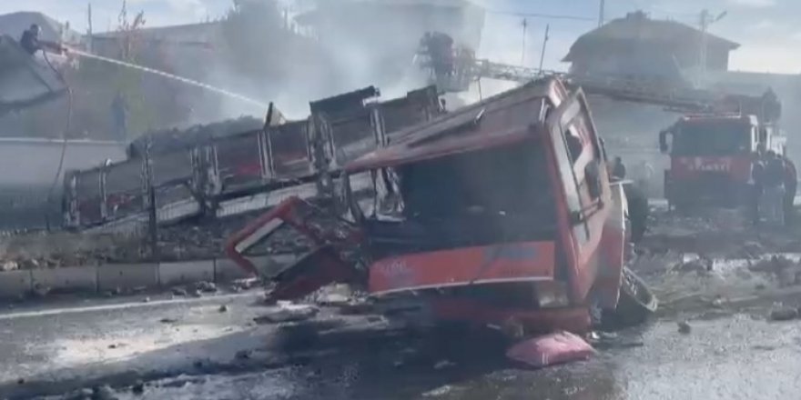 Ağrı'da yolcu otobüsü ile iki kamyonun karıştığı kazada 7 kişi hayatını kaybetti