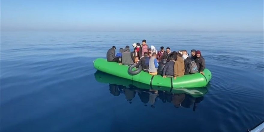 İzmir ve Aydın açıklarında geri itilen 168 düzensiz göçmen kurtarıldı