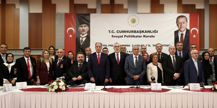 İzmir'de "Sosyal Politikalarda 7 Bölge 7 İl" toplantısı yapıldı