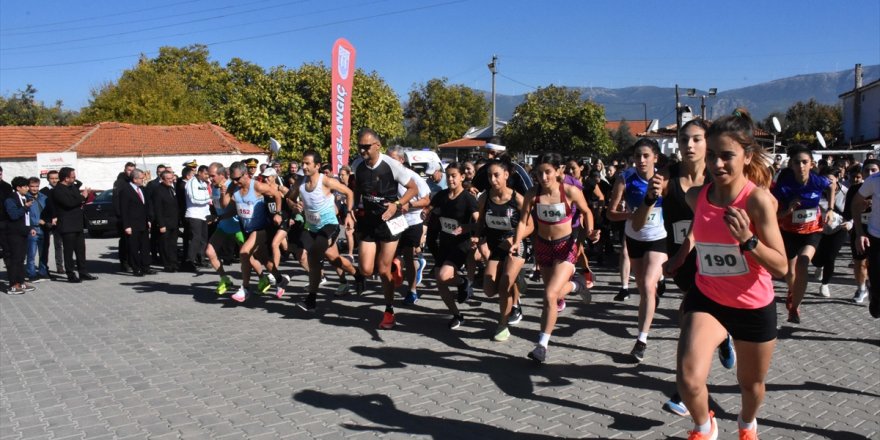 Muğla'da Atatürk'e Saygı Gençlik 29. Yol Koşusu yapıldı