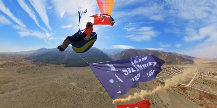 Afyonkarahisarlı yamaç paraşütü pilotu "Atatürk'ü Anma" uçuşu yaptı