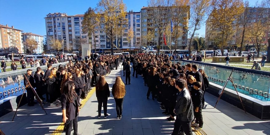 Kütahya'da 900 kişilik koro, meydanda seslendirdikleri şarkıyla Atatürk'ü andı