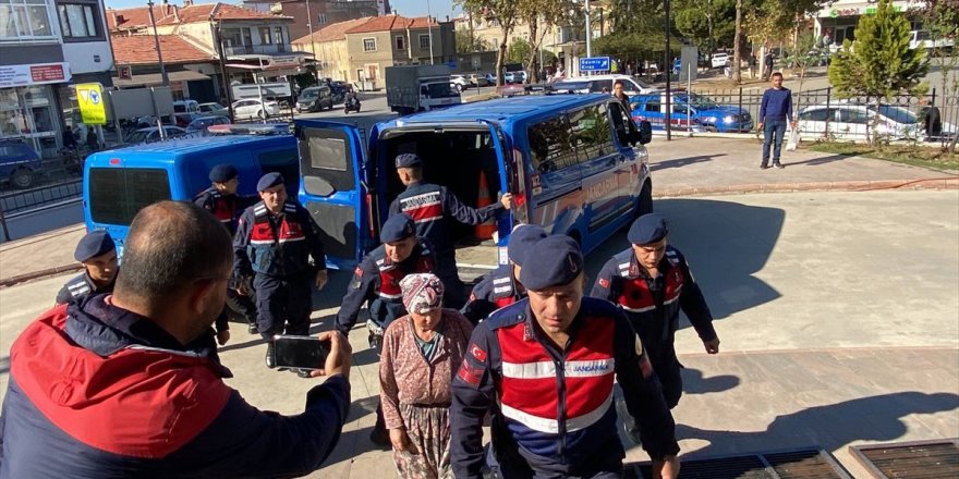 İzmir'de babasını öldürdüğü öne sürülen kadın tutuklandı