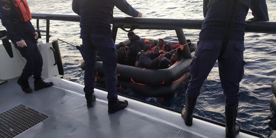 Kuşadası açıklarında 35 düzensiz göçmen kurtarıldı