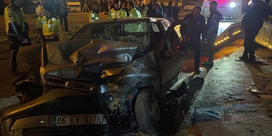 İzmir'de tırın otomobile ve durağa çarpması sonucu 5 kişi yaralandı